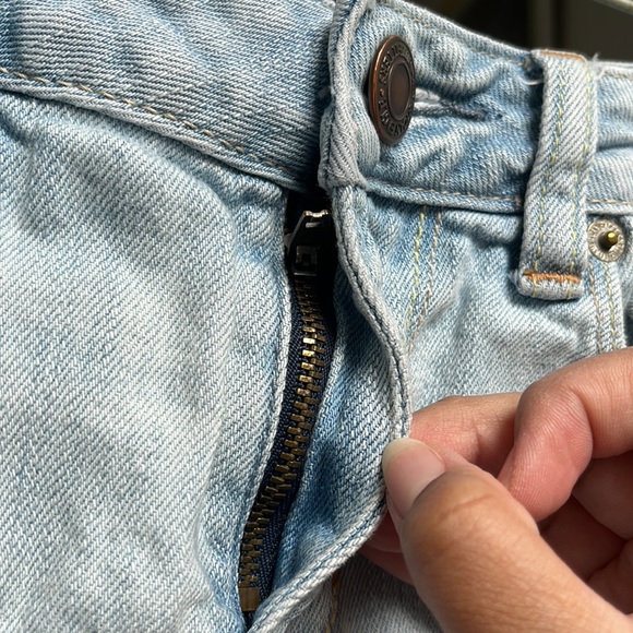 American Eagle Outfitters Light Acid Wash Skinny Stretch Denim Shorts Size 2 - Picture 5 of 8